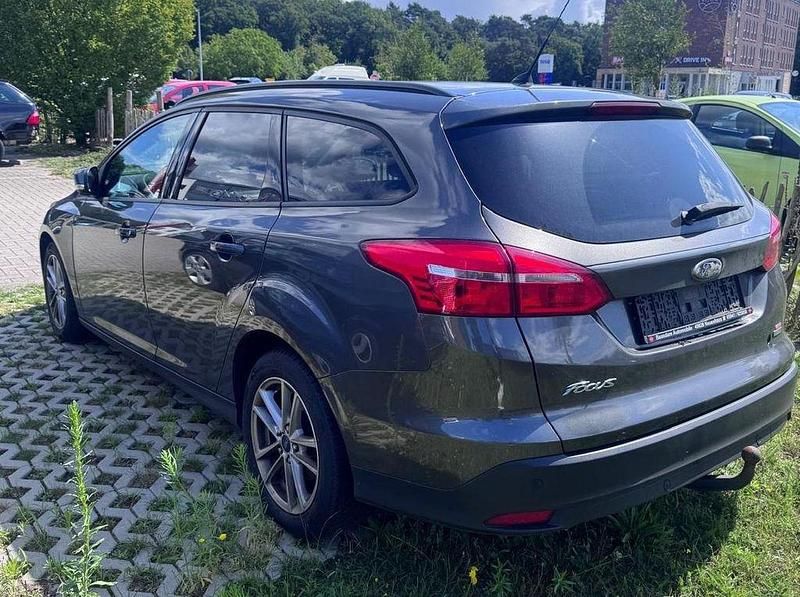 Gebraucht Ford Focus Business Edition 101 PS (74 kW) 2015 Grau Limousine