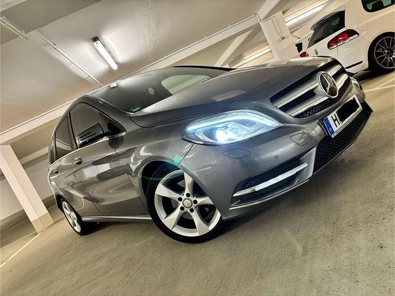 Grau Gebraucht 2014 Mercedes B180 Sport Van / Kleinbus | 10.400 € (Fairer Preis) - Bild 1/4