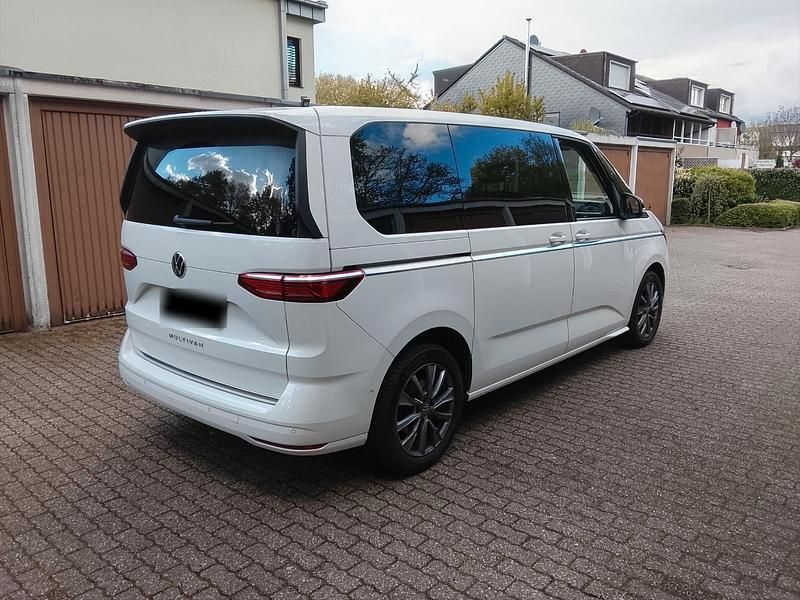 Second-hand VW Multivan 204 CP (150 kW) 2022 Alb Monovolum