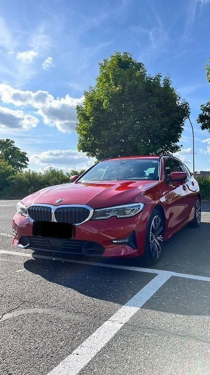 Rot Gebraucht 2022 BMW 320 Shadowline Kombi | 30.500 € (Guter Preis) - Bild 1/4