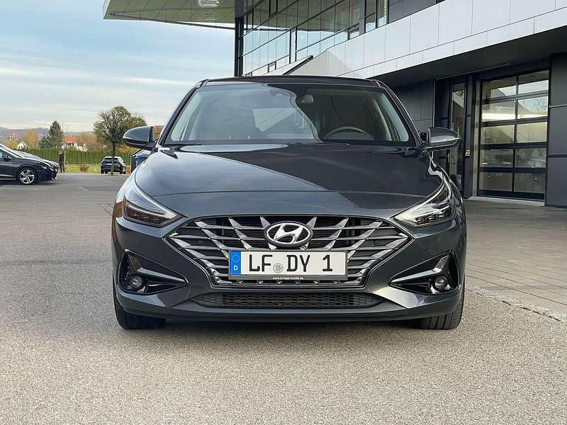 Grau Gebraucht 2020 Hyundai i30 Limousine | 15.290 € (Fairer Preis) - Bild 1/4