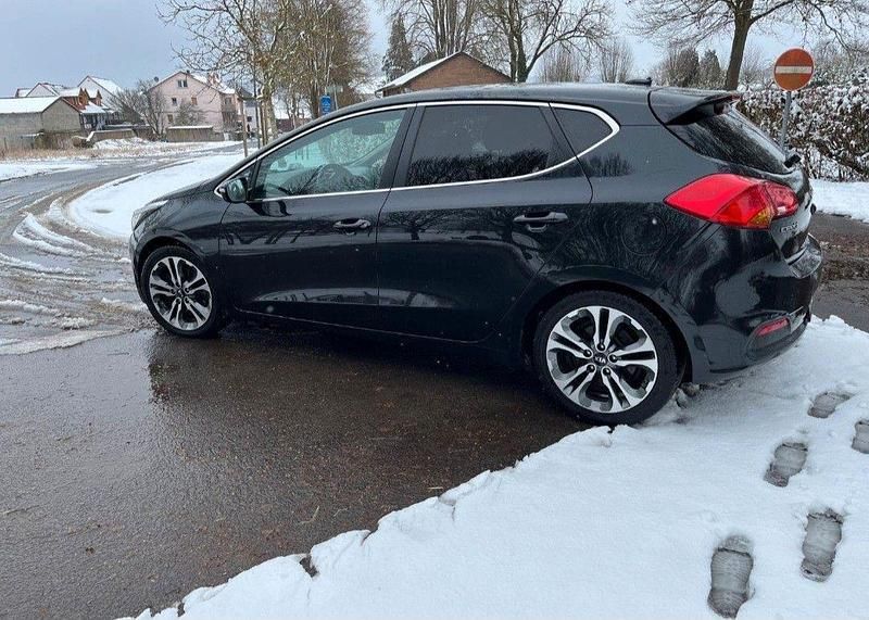 Gebraucht Kia Ceed Spirit 128 PS (94 kW) 2015 Schwarz Kleinwagen