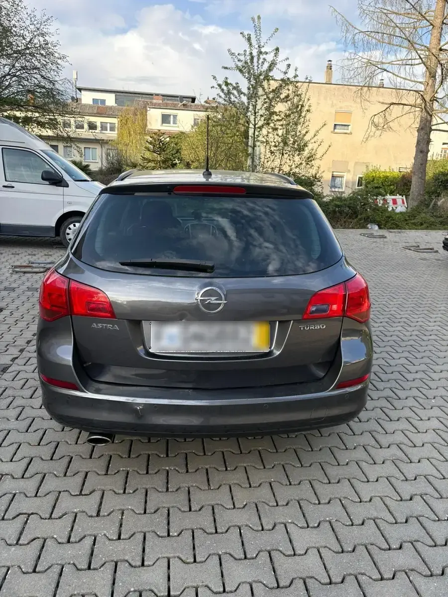 Gebraucht Opel Astra 140 PS (102 kW) 2011 Grau Kombi