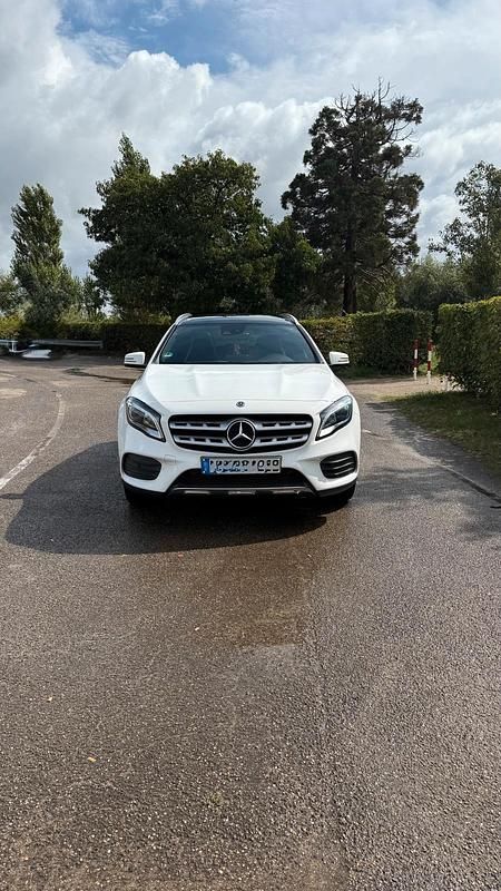 Weiß Gebraucht 2018 Mercedes GLA200 AMG line SUV | 23.500 € (Fairer Preis) - Bild 1/4