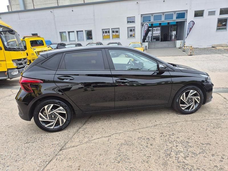 Schwarz Gebraucht 2023 Hyundai i20 Select Limousine | 15.490 € (Fairer Preis) - Bild 1/4
