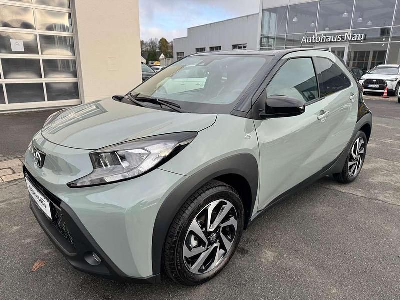 Neu Toyota Aygo X 72 PS (52 kW) 2025 Urban khaki / night sky black SUV