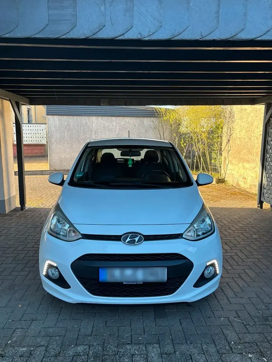 Gebraucht Hyundai i10 71 PS (52 kW) 2015 Weiß Kleinwagen