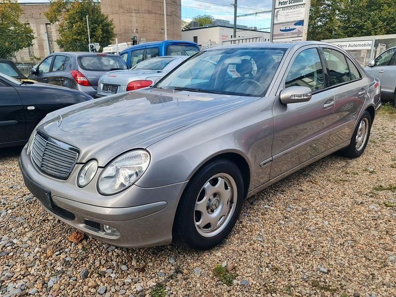 Silber Gebraucht 2004 Mercedes E200 Limousine | 3.999 € (Fairer Preis) - Bild 1/4