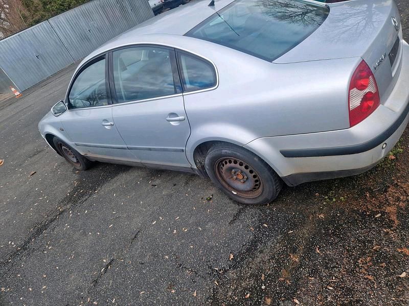 Second-hand VW Passat 101 CP (74 kW) 2001 Gri Berlinǎ