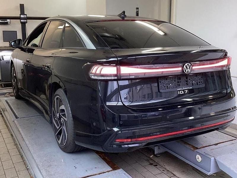 Gebraucht VW ID.7 Pro 210 kW (286 PS) 2023 Grenadillschwarz (metallic) Kleinwagen