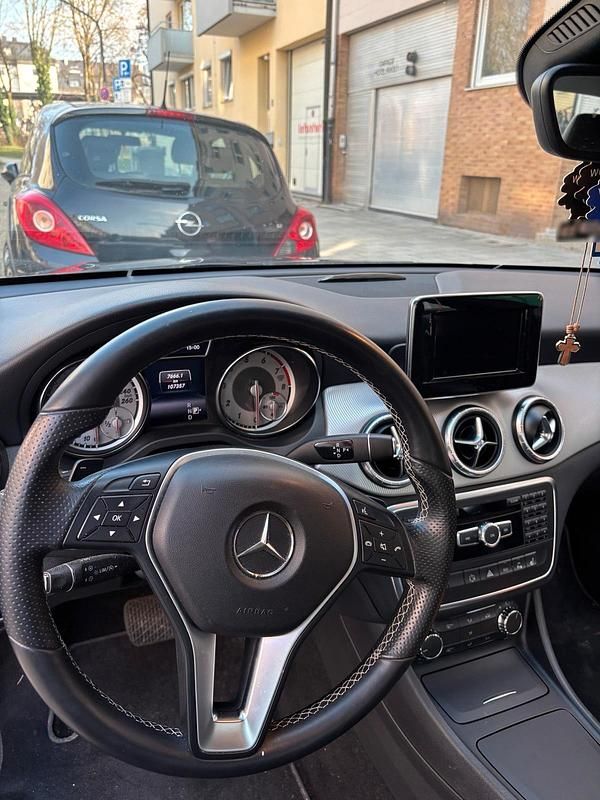 Gebraucht Mercedes CLA200 156 PS (114 kW) 2013 Violet Limousine