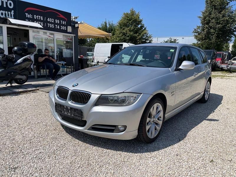 Silber Gebraucht 2011 BMW 320 Lifestyle Kombi | 3.950 € (Superpreis) - Bild 1/4
