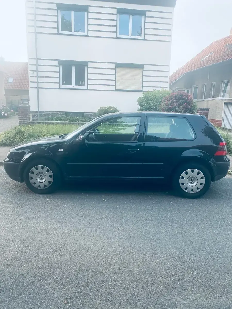 Gebraucht VW Golf IV 75 PS (55 kW) 2002 Schwarz Kleinwagen