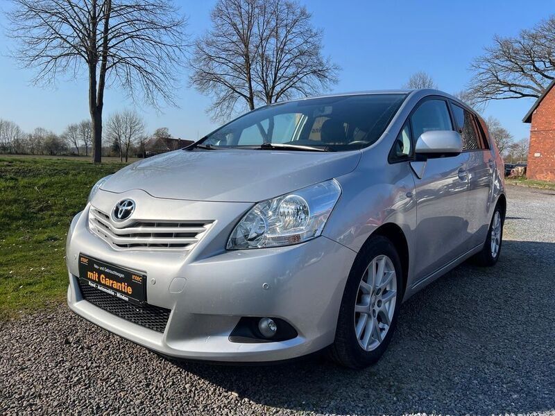 Silver metallic Gebraucht 2012 Toyota Verso Travel Van / Kleinbus | 8.490 € (Fairer Preis) - Bild 1/4