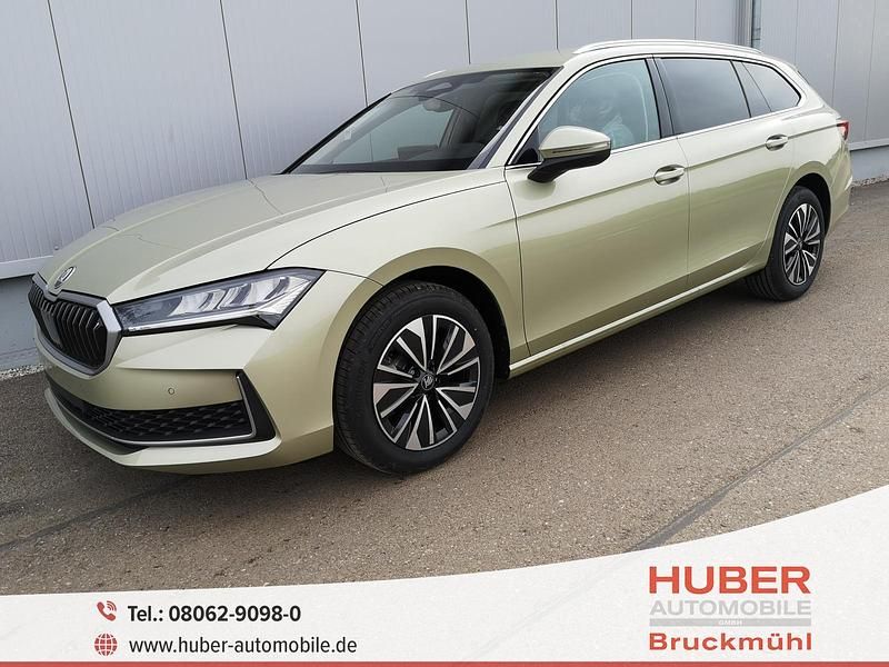 Neu Skoda Superb Selection 193 PS (141 kW) 2025 Ice tea yellow metallic Kombi