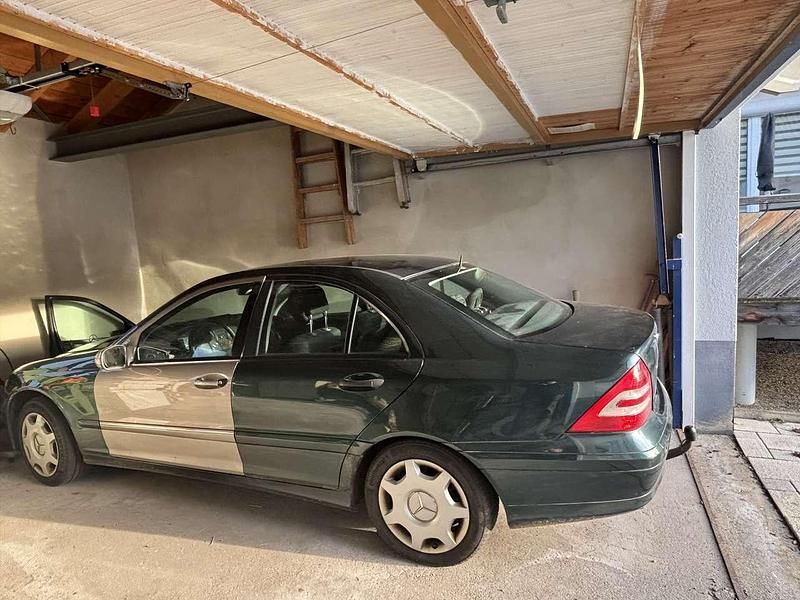 Grün Gebraucht 2006 Mercedes C200 Limousine | 650 € (Superpreis) - Bild 1/3