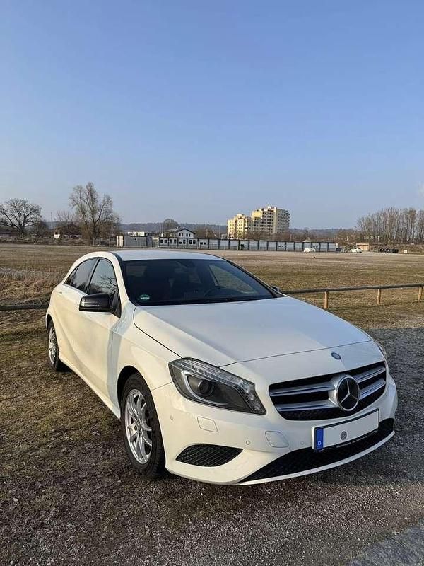 Gebraucht Mercedes A180 122 PS (89 kW) 2015 Weiß Kleinwagen