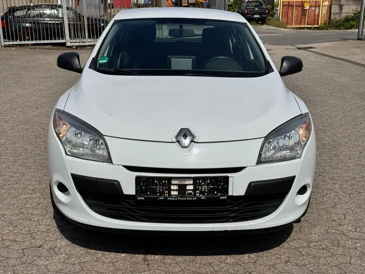 Gebraucht Renault Mégane Authentique 101 PS (74 kW) 2012 Weiß Limousine