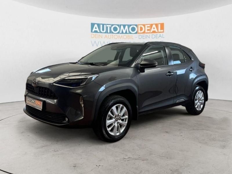 Grey metallic (metallic) Gebraucht 2025 Toyota Yaris Hybrid SUV | 24.489 € (Superpreis) - Bild 1/4