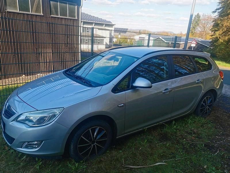 Second-hand Opel Astra 110 CP (80 kW) 2011 Argintiu Break