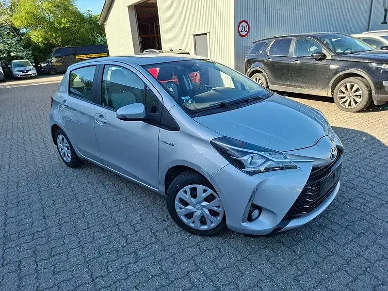 Gebraucht Toyota Yaris Hybrid Basis 75 PS (55 kW) 2020 Silber Limousine