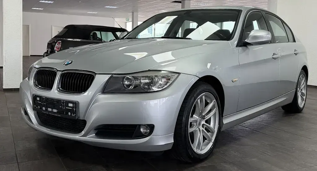 Gebraucht BMW 318 143 PS (105 kW) 2011 Silber Limousine