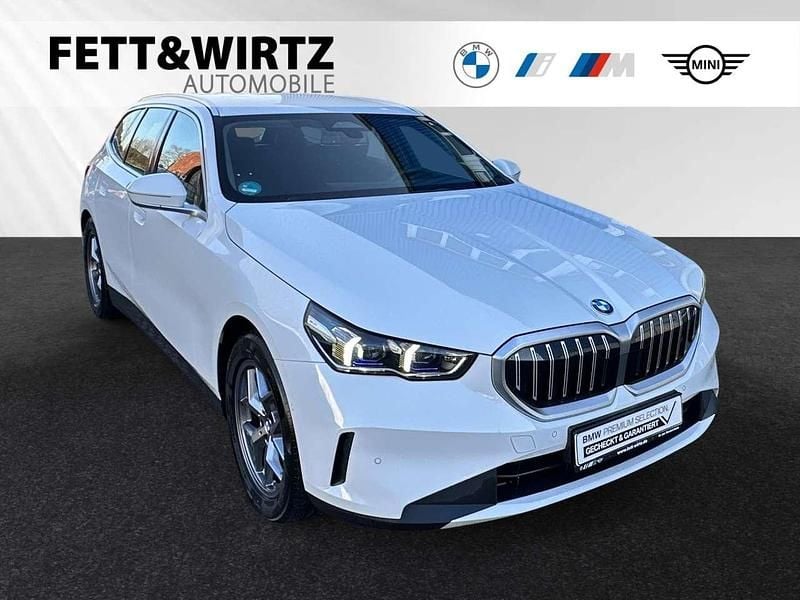 Gebraucht BMW 520 197 PS (144 kW) 2024 Alpinweiss Kombi