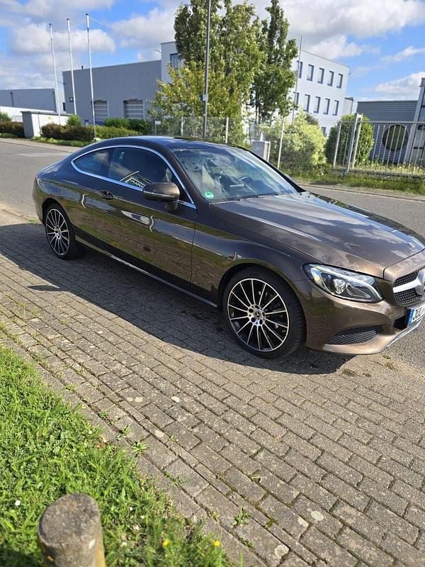 Braun Gebraucht 2018 Mercedes C180 Coupé | 22.999 € (Superpreis) - Bild 1/4
