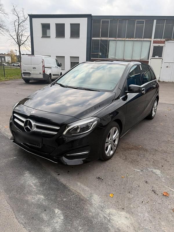Schwarz Gebraucht 2015 Mercedes B200 Van / Kleinbus | 6.499 € (Fairer Preis) - Bild 1/4