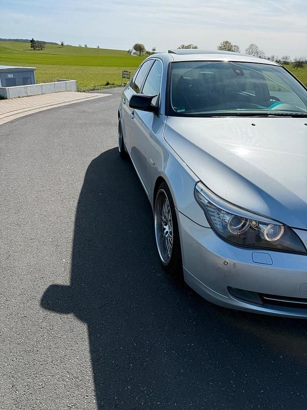 Gebraucht BMW 525 197 PS (144 kW) 2009 Grau Limousine