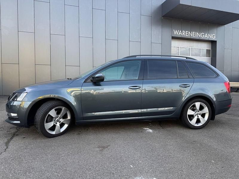 Grau Gebraucht 2020 Skoda Octavia Tour Kombi | 10.300 € (Fairer Preis) - Bild 1/4