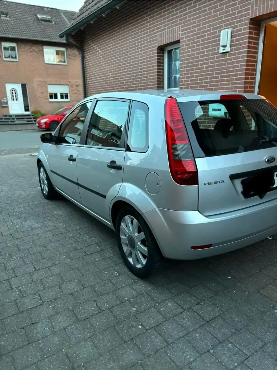 Gebraucht Ford Fiesta 70 PS (51 kW) 2004 Silber Kleinwagen