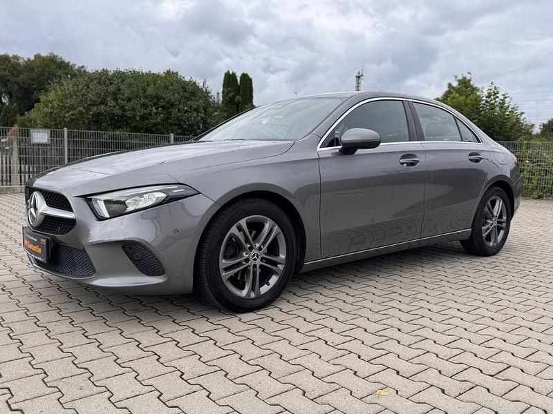 Grau Gebraucht 2020 Mercedes A180 Progressive Limousine | 18.999 € (Fairer Preis) - Bild 1/4