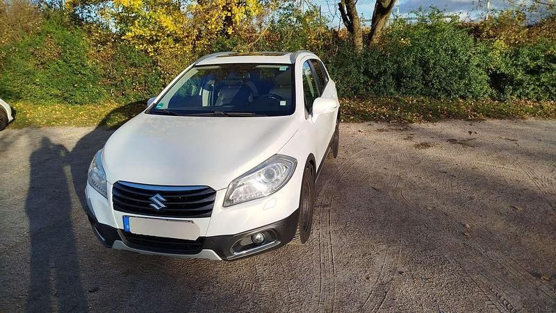 Weiß Gebraucht 2015 Suzuki SX4 S-Cross Comfort Limousine | 7.749 € (Fairer Preis) - Bild 1/4