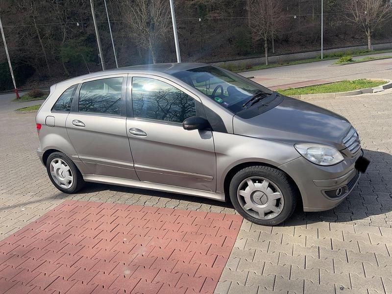 Gebraucht Mercedes B180 110 PS (80 kW) 2005 Silber Van / Kleinbus
