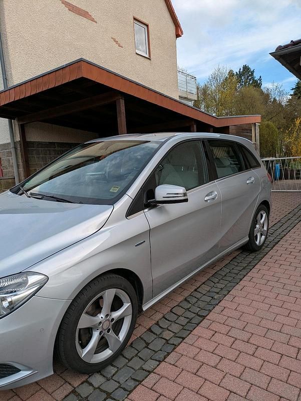 Gebraucht Mercedes B200 156 PS (114 kW) 2012 Silber Van / Kleinbus