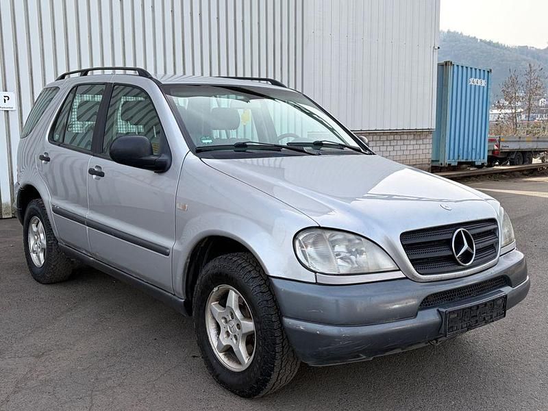 Gebraucht Mercedes ML270 163 PS (119 kW) 2000 Silber SUV