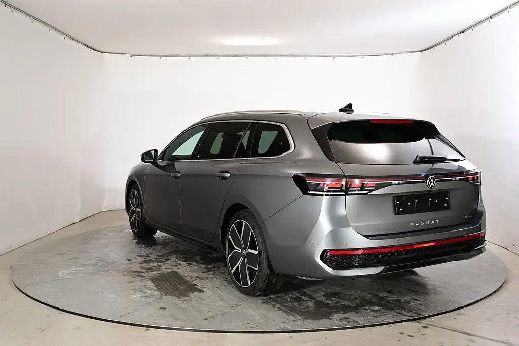 Gebraucht VW Passat R-line 265 PS (194 kW) 2026 Grau Kombi