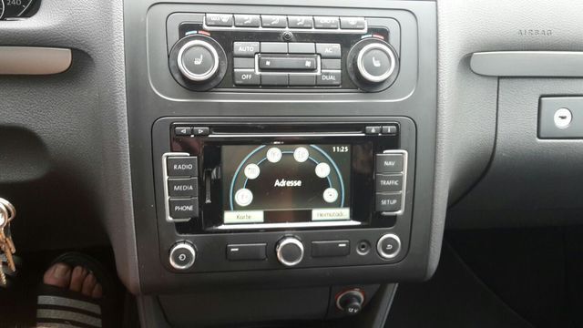 Gebraucht VW Touran Style 140 PS (102 kW) 2012 Schwarz metallic Van / Kleinbus