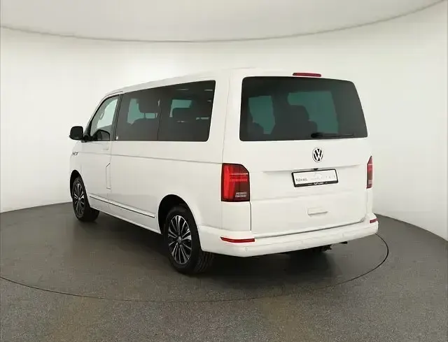 Second-hand VW Multivan Generation Six 150 CP (110 kW) 2021 Alb Monovolum