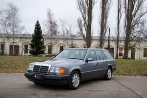 Grau Gebraucht 1993 Mercedes E280 Kombi | 59.600 € - Bild 1/4