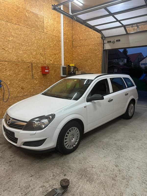 Weiß Gebraucht 2009 Opel Astra Kombi | 3.050 € (Etwas zu teuer) - Bild 1/4