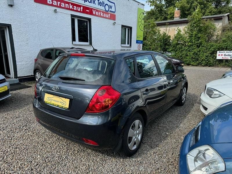 Używany Kia Ceed Attract 109 KM (80 kW) 2009 Szary Hatchback