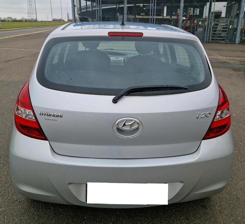 Gebraucht Hyundai i20 Edition 77 PS (56 kW) 2011 Silber Kleinwagen