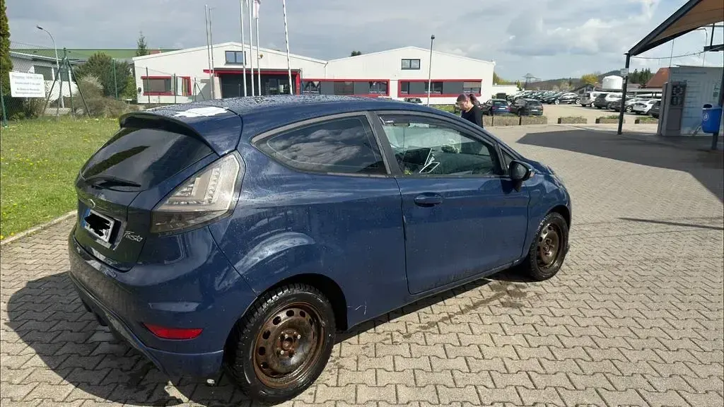 Second-hand Ford Fiesta Trend 92 CP (67 kW) 2012 Albastru Hatchback