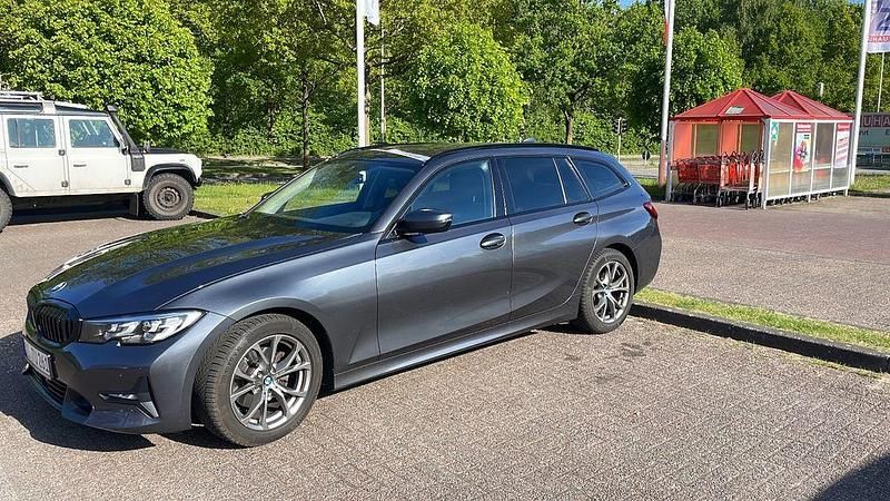 Grau Gebraucht 2020 BMW 320 Sport Line Kombi | 20.750 € (Guter Preis) - Bild 1/4