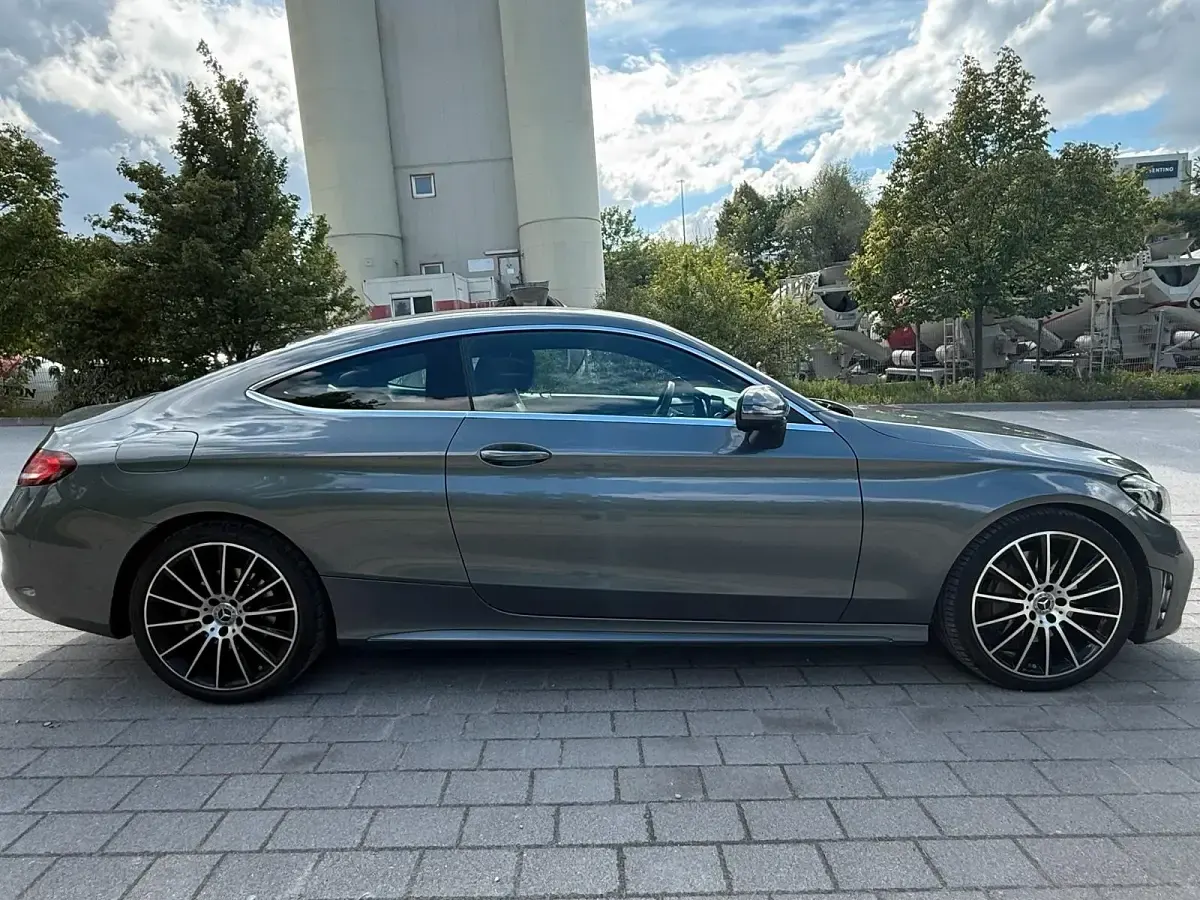 Gebraucht Mercedes C300 AMG 258 PS (189 kW) 2019 Blau Coupé