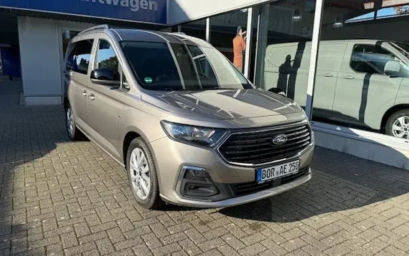 Gebraucht Ford Grand Tourneo Connect Titanium 122 PS (89 kW) 2025 Silber Van / Kleinbus
