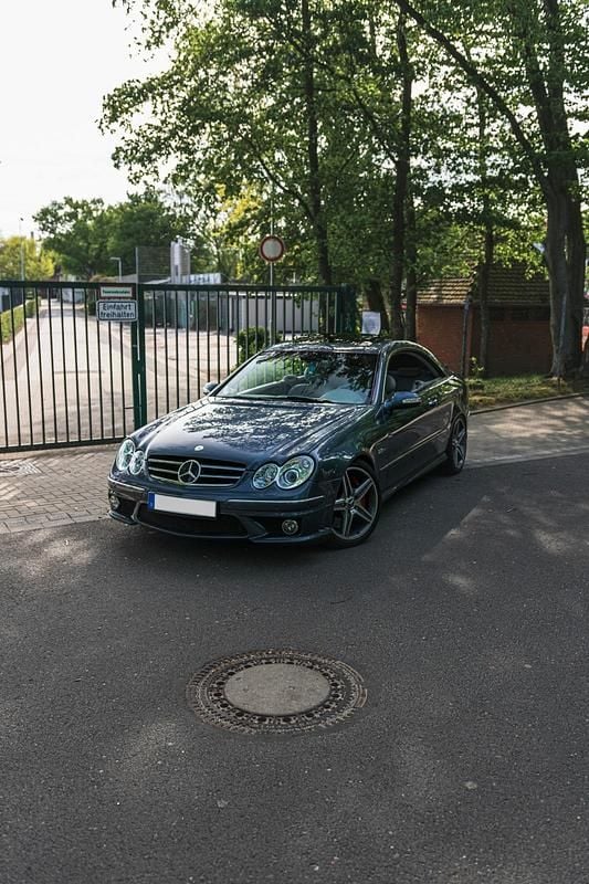 Blau Gebraucht 2005 Mercedes CLK500 AMG Coupé | 12.500 € - Bild 1/4