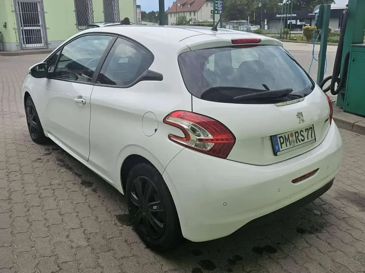 Gebraucht Peugeot 208 82 PS (60 kW) 2012 Weiß Kleinwagen